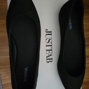 Woman's Flat Black Shoe